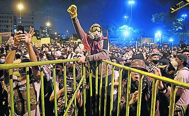 Concentración de seguidores del destituido presidente Martín Vizcarra en Lima.