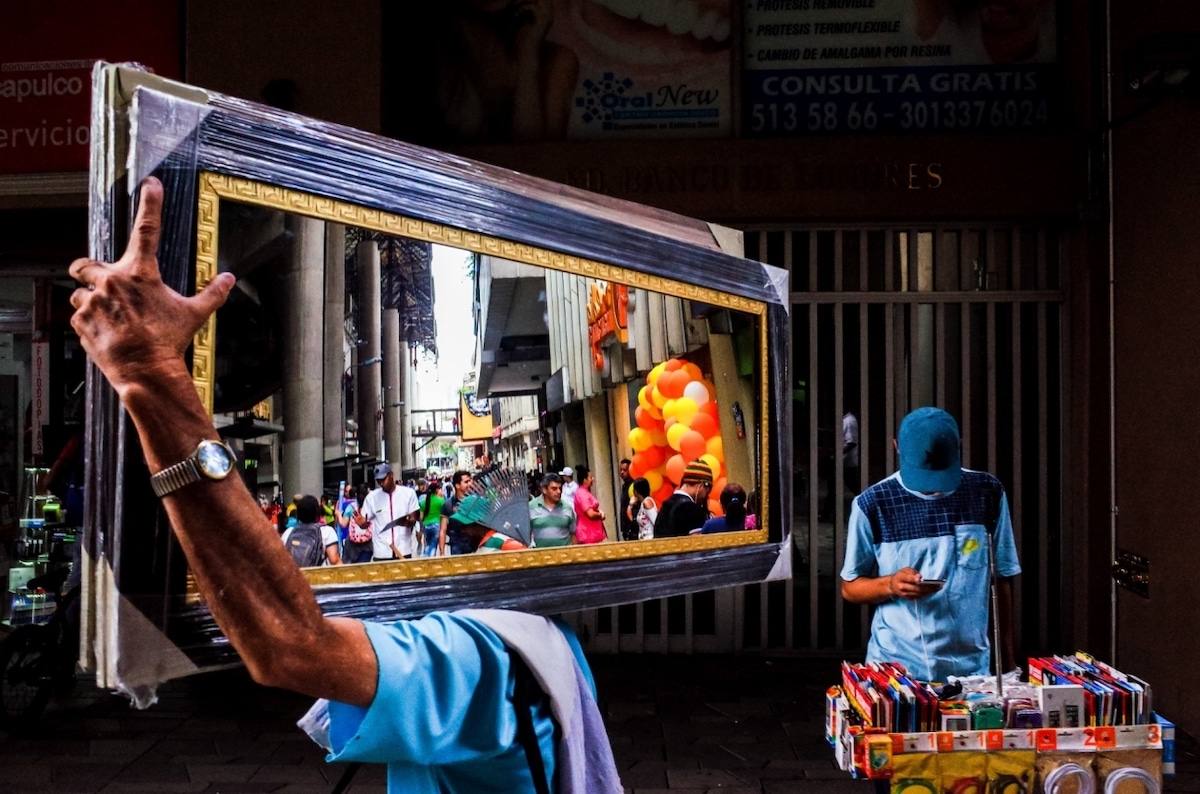 “Medellin Mirror” de Michael Kowalczyk. Segundo puesto en la categoría de "Fotografía callejera.