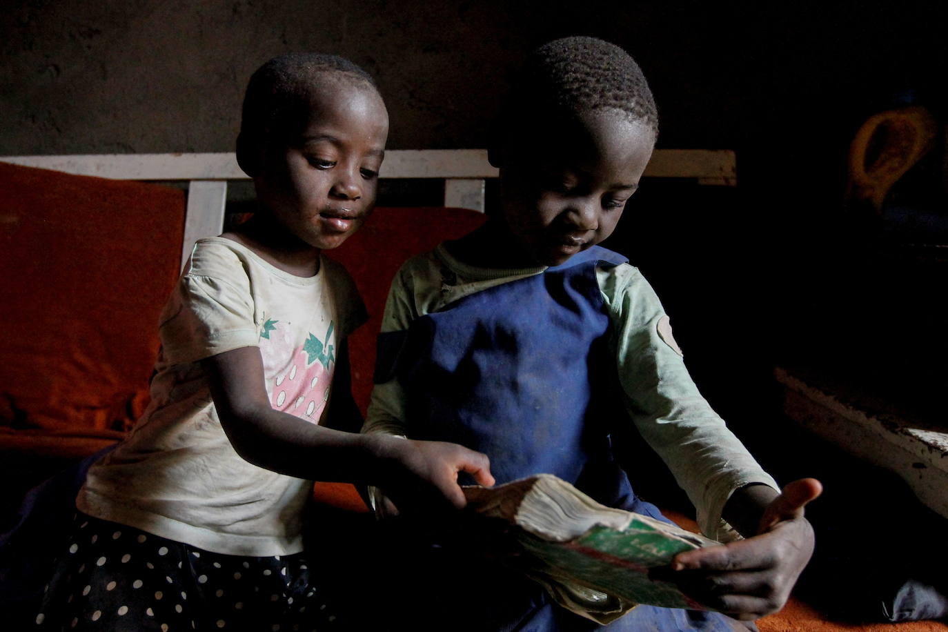 Las hermanas menores de Jackline Bosibori, Faith Nyakerario, de 5 años, y Maurine Bochaderi, de 7, estudian juntas en su casa en la aldea de Lindi dentro de los suburbios de Kibera en Nairobi.