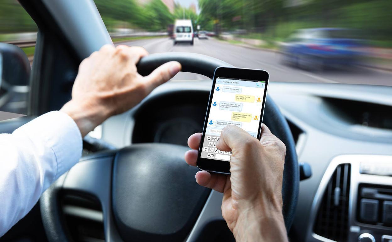 La DGT advierte sobre sus nuevas multas: conducir con el móvil en la mano, se use o no, también será infracción