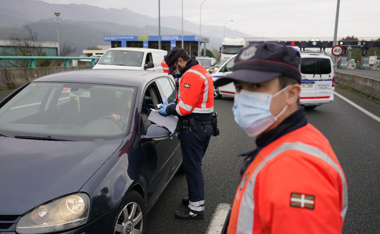 Dos agentes en uno de los controles de la Ertzaintza en Durango. 
