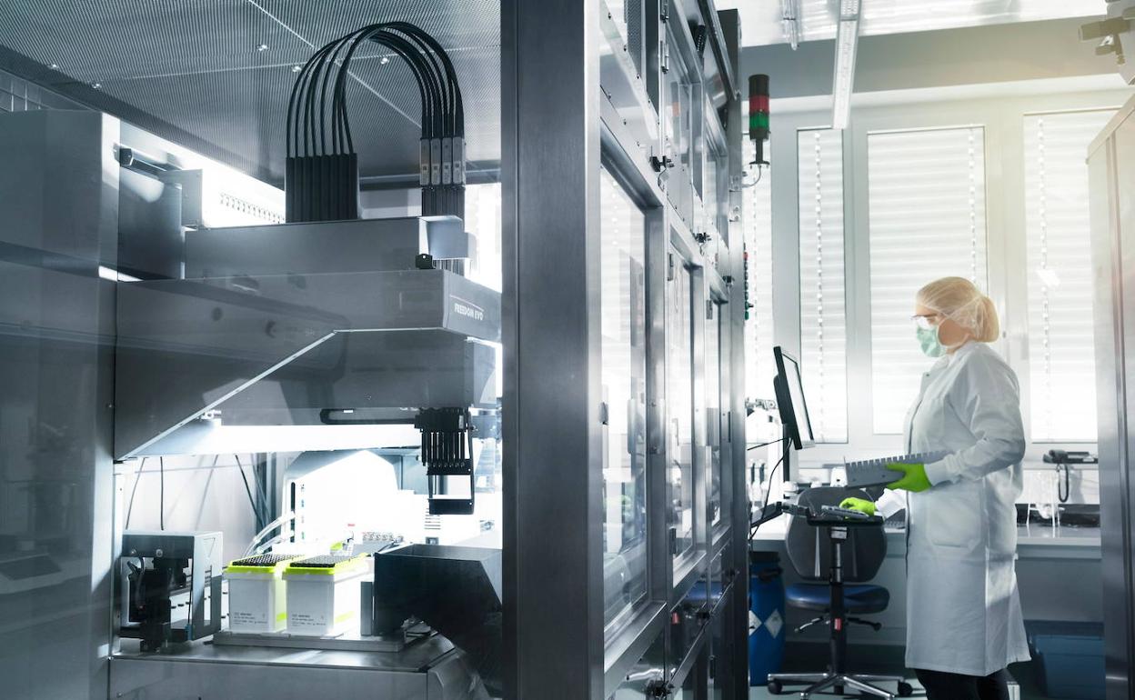 Una investigadora trabaja en los laboratorios de Pfizer/Biontech en el desarrollo de la vacuna anticovid. 