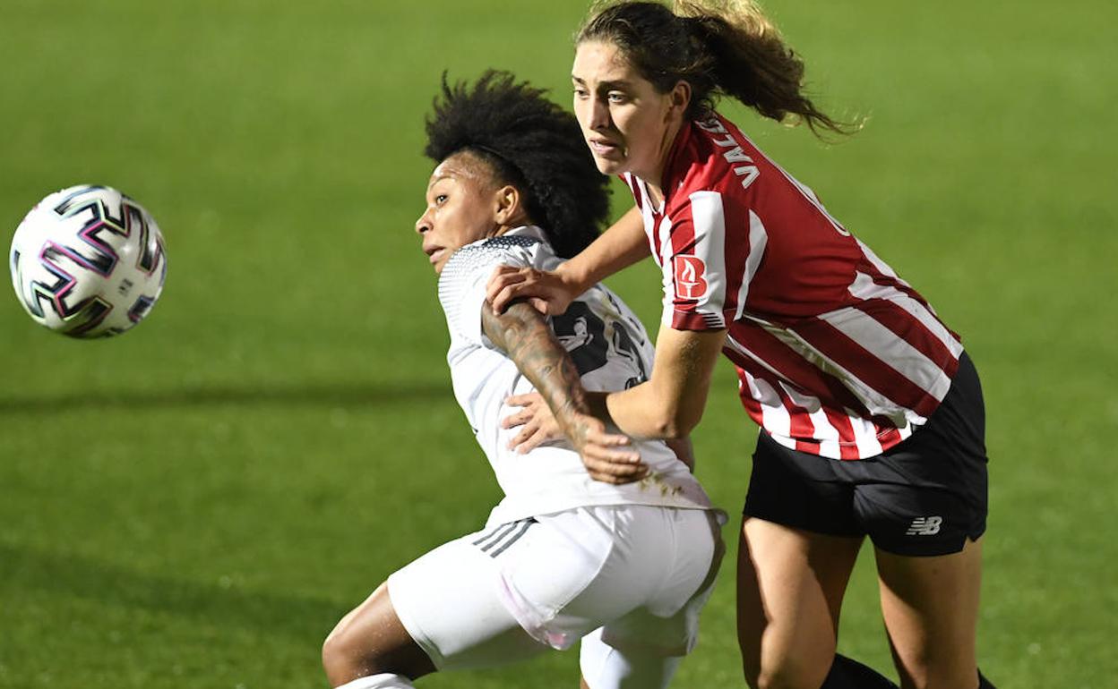 Oihane Valdezate tratando de ganar la partida a una jugadora del Madrid CFF en Lezama. 