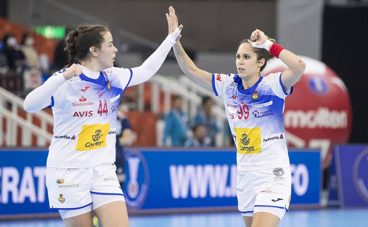 La vizcaína Ainhoa Hernández junto a Mireya González, en un choque con la selección española. 