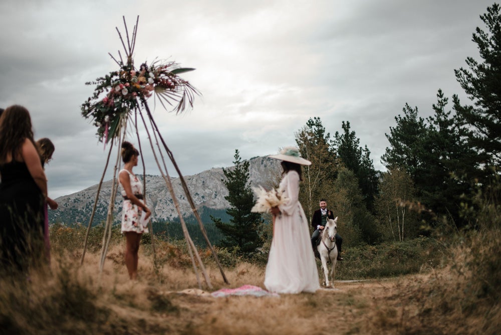 Fotos: La boda alternativa de Ismael (de «El conquistador del fin del mundo») e Iraia en el Valle de Arratia