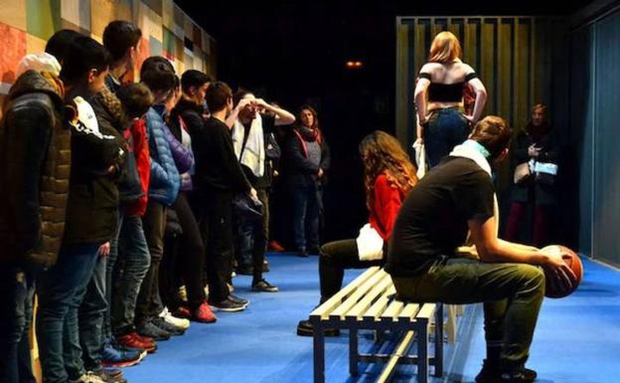 Los actores son jóvenes de la misma edad que los espectadores. 