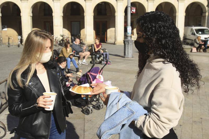 Ana y Natalia con sus cafés en la plaza de España