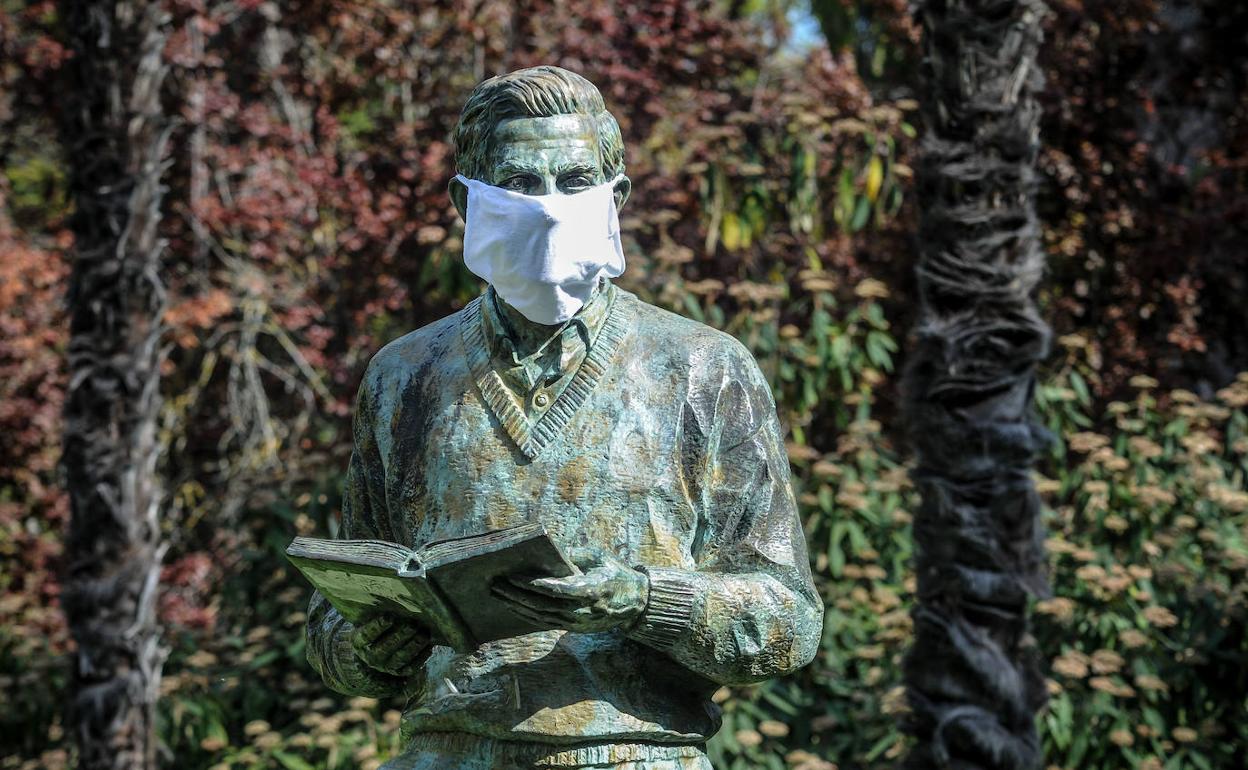 La estatua del narrador Ignacio Aldecoa, con una mascarilla durante la etapa del confinamiento, cuando la biblioteca de La Florida permaneció cerrada.