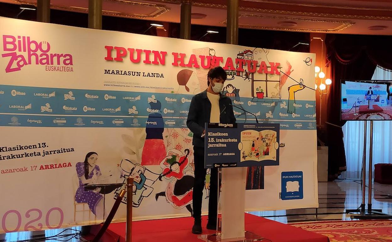 Eneko Sagardoy aktorea Mariasun Landaren ipuin bat irakurtzen Arriaga Antzokian.