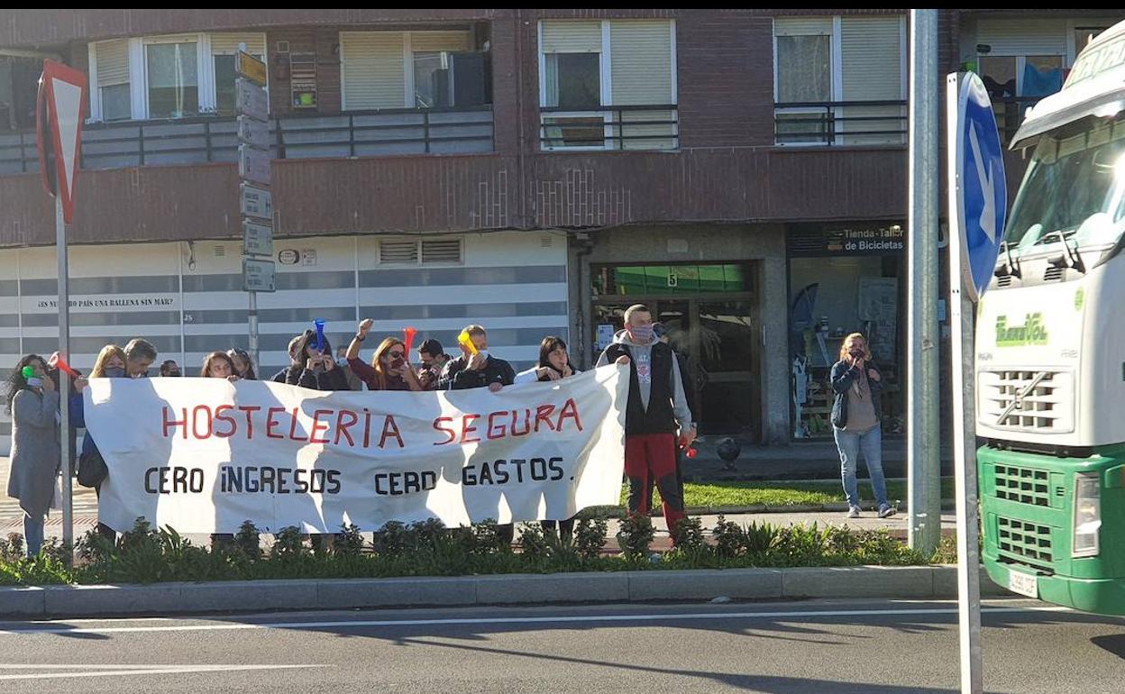 Protesta de los hosteleros de Iurreta y de otros lugares de la comarca ayer frente al boulevard. 