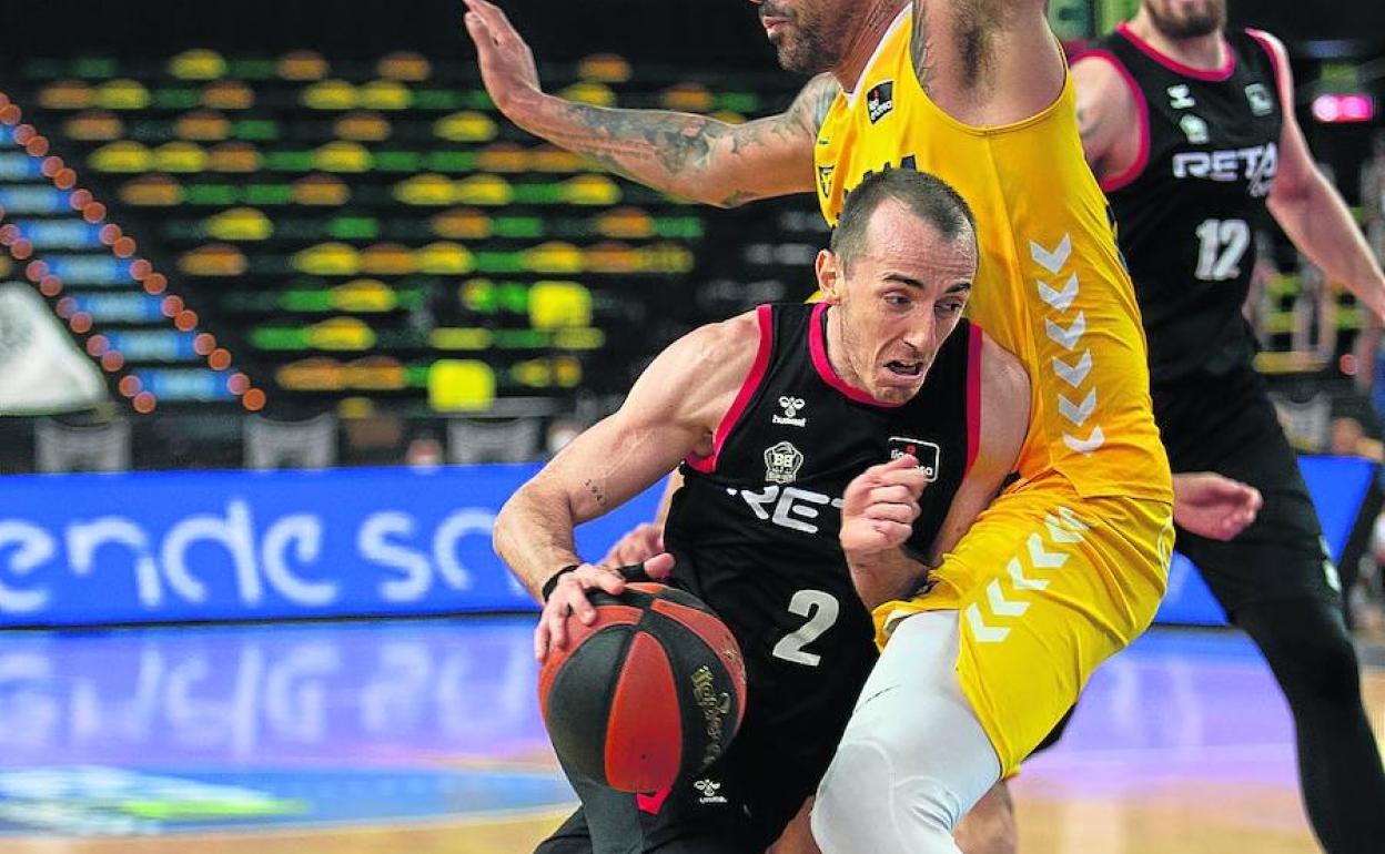 Rousselle trata de salvar la defensa del pívot del Murcia Augusto Lima. 