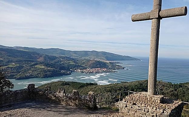 La desembocadura del río Oka, Mundaka y la costa, vistos desde Atxarre.