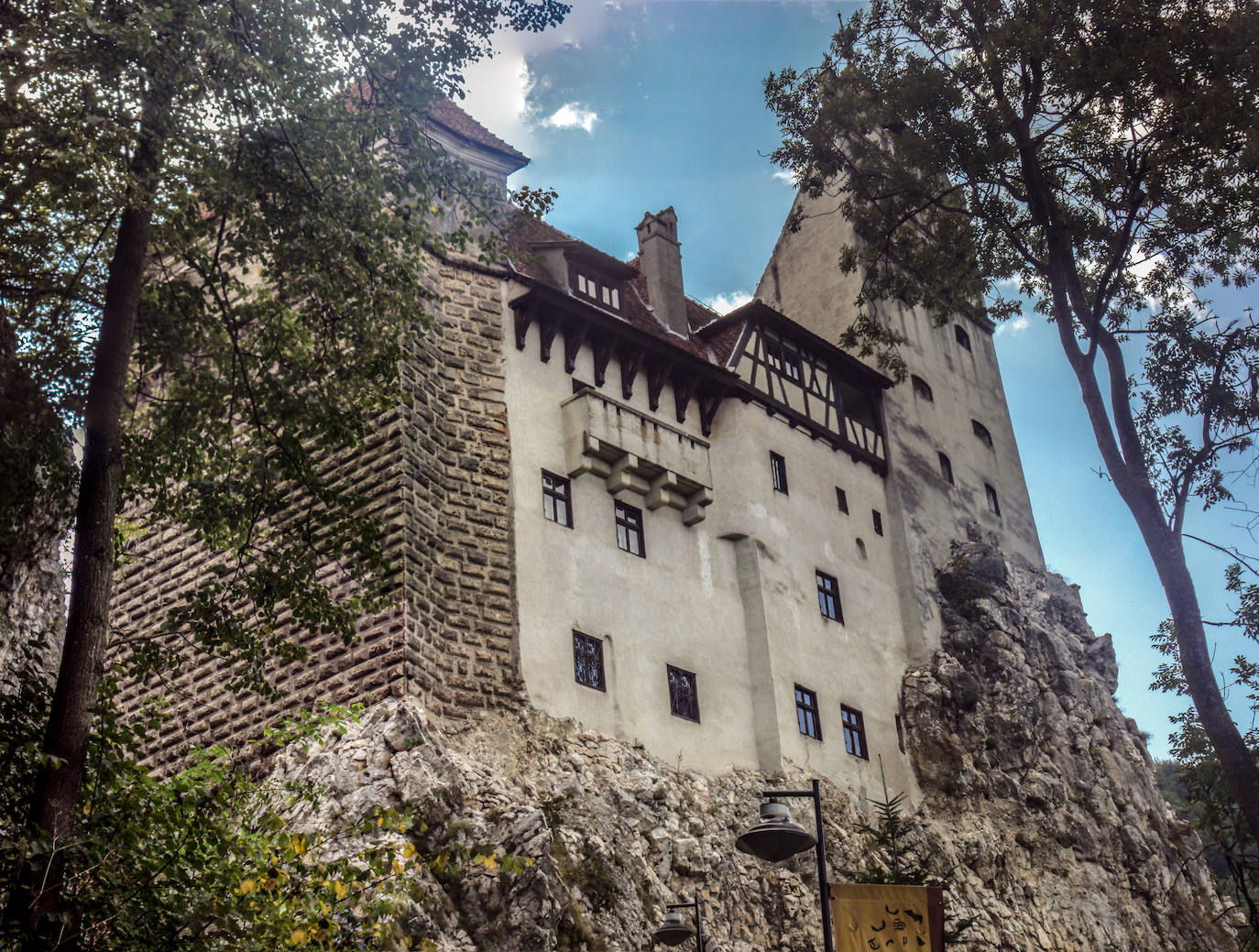 Más conocido como el 'castillo de Drácula', esta mansión medieval está construida en lo alto de una gigantesca roca y sobre lo que fue una antigua fortaleza.