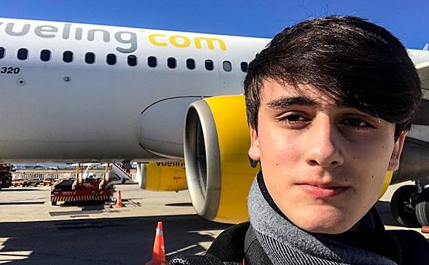Iñaki Ropero se hace un 'selfie' frente a un aparato de Vueling