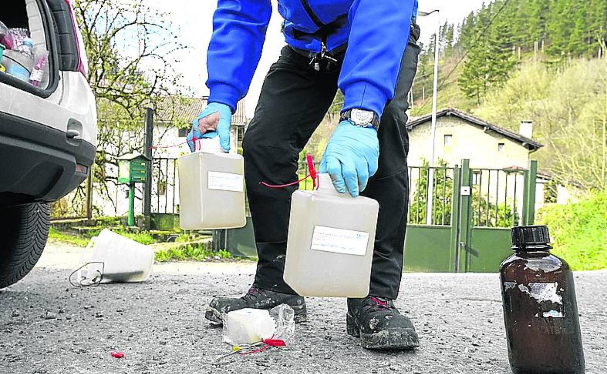 Un técnico de Ura toma muestras de agua en Zaldíbar