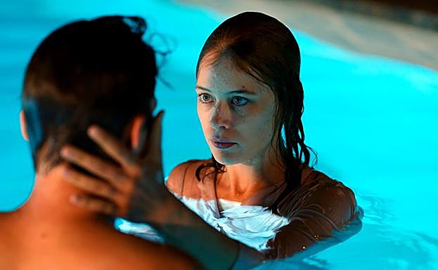 Paula Beer da vida a la bella Ondina.