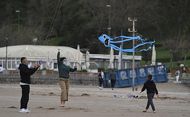 Imagen de la playa de Erega con jóvenes disfrutando del buen tiempo. 