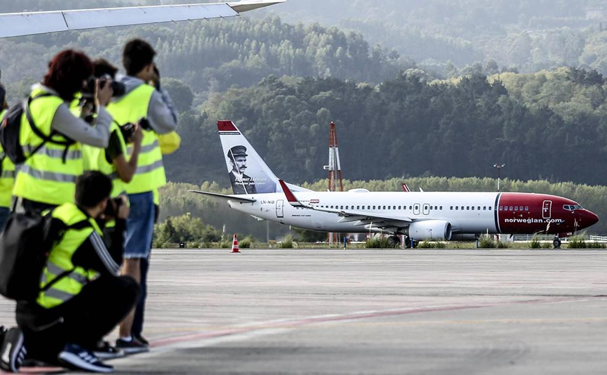 Varios spotters 'disparan' a un avión de Norwegian durante una jornada de puertas abiertas.
