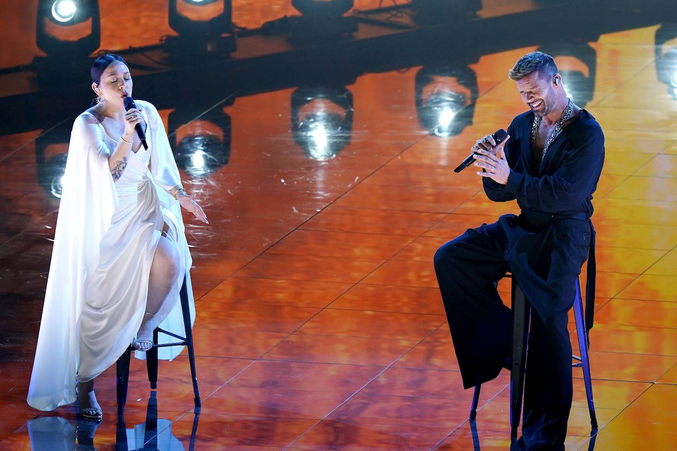 Carla Morrison y Ricky Martin cantan a dúo.
