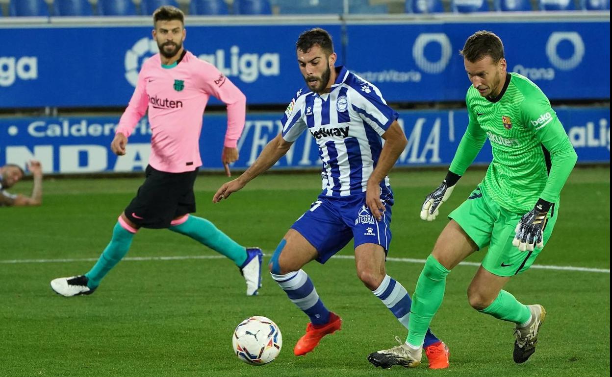 Rioja roba el balón a Neto (Barcelona) para marcar su primer gol en la máxima categoría. 