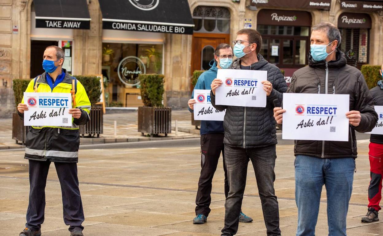 Concentración de representantes de los trabajadores en la plaza de la Virgen Blanca.