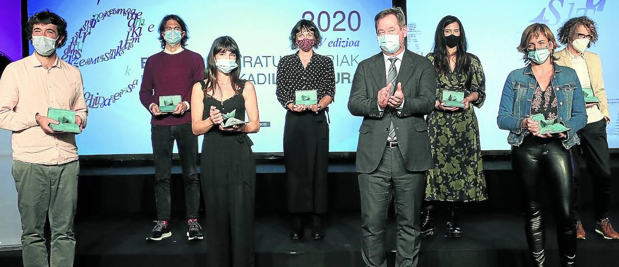 Iñigo Astiz, Borja Barragué, Aixa de la Cruz, Uxue Alberdi, Miren Asiain, Karmele Jaio e Idoia Santamaria muestran sus premios junto al consejero de Cultura, Bingen Zupiria. 