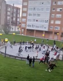 Imagen secundaria 2 - Jóvenes arremolinados en la plaza de Zumaia y presencia policial en este enclave. Abajo a la derecha, una estampida juvenil tras la aparición de efectivos de la Policía Local. 