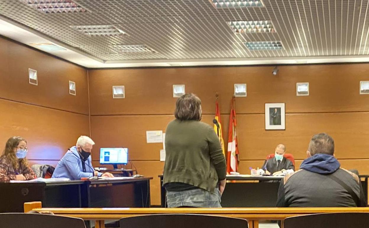 Una testigo durante la vista oral celebrada ayer, viernes, en el Juzgado de lo Penal número 2 de Vitoria. 