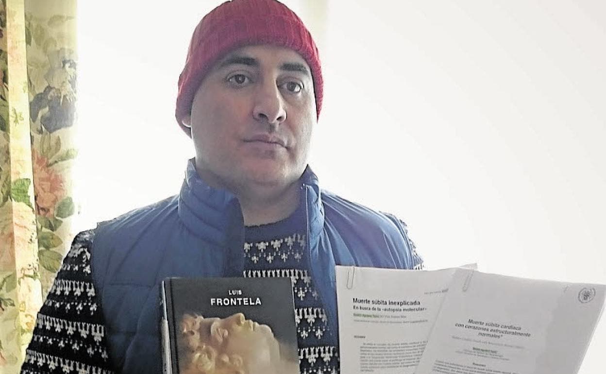 David Villafañe , condenado por la muerte de su pareja, muestra un libro sobre su caso e informes forenses