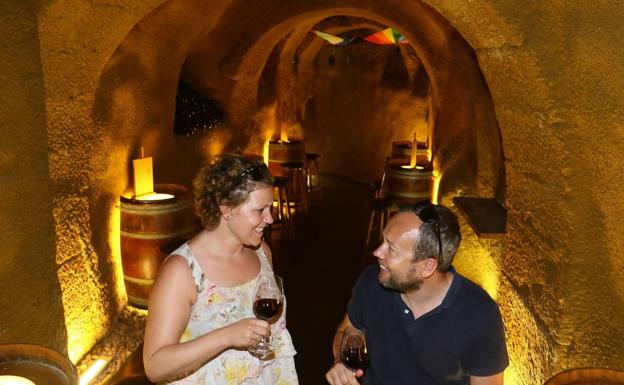 Una pareja prueba unos vinos en un calado.