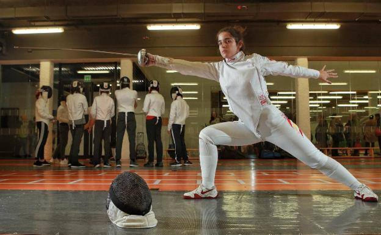 La deportista alavesa da clases en el Club de Esgrima Gasteiz del que es presidenta. 