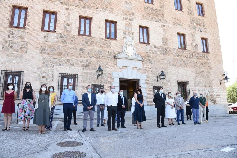 Teresa, apellidos no conocidos, 83 años. La mujer fue asesinada con un fuerte golpe en la cabeza. Fue encontrada a primera hora de la mañana y, tras intervención de la Guardia Civil, el marido de la fallecida se entregó a los agentes y reconoció ser el autor de la muerte de Teresa. Los hechos ocurrieron en la vivienda del matrimonio. El marido de la víctima trató de suicidarse. Saltó desde el tejado y se rompió varias costillas. La víctima tenía cuatro hijos y una hija mayores de edad y no había constancia de denuncias previas por violencia de género contra el agresor. En la imagen, la concentración que el Ayuntamiento de la localidad organizó para condenar el crimen machista. 