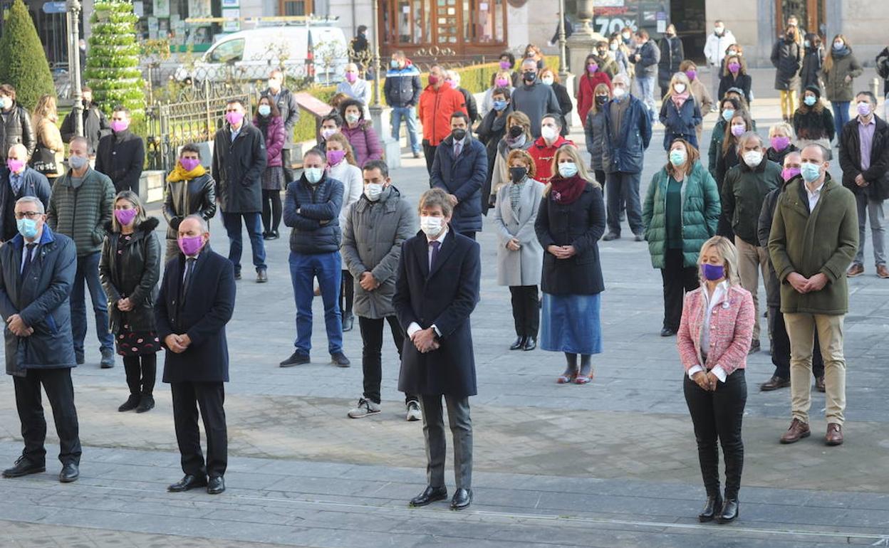 Gorka Urtaran y Ramiro González, en el centro, durante la concentración celebrada este miércoles en la plaza de la Provincia.