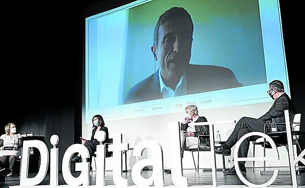 Carmen Larrakoetxea, Oihane Agirregoitia, Elena Morenoe Iñaki del Río escuchan a Raúl Pérez González de Uriarte. 