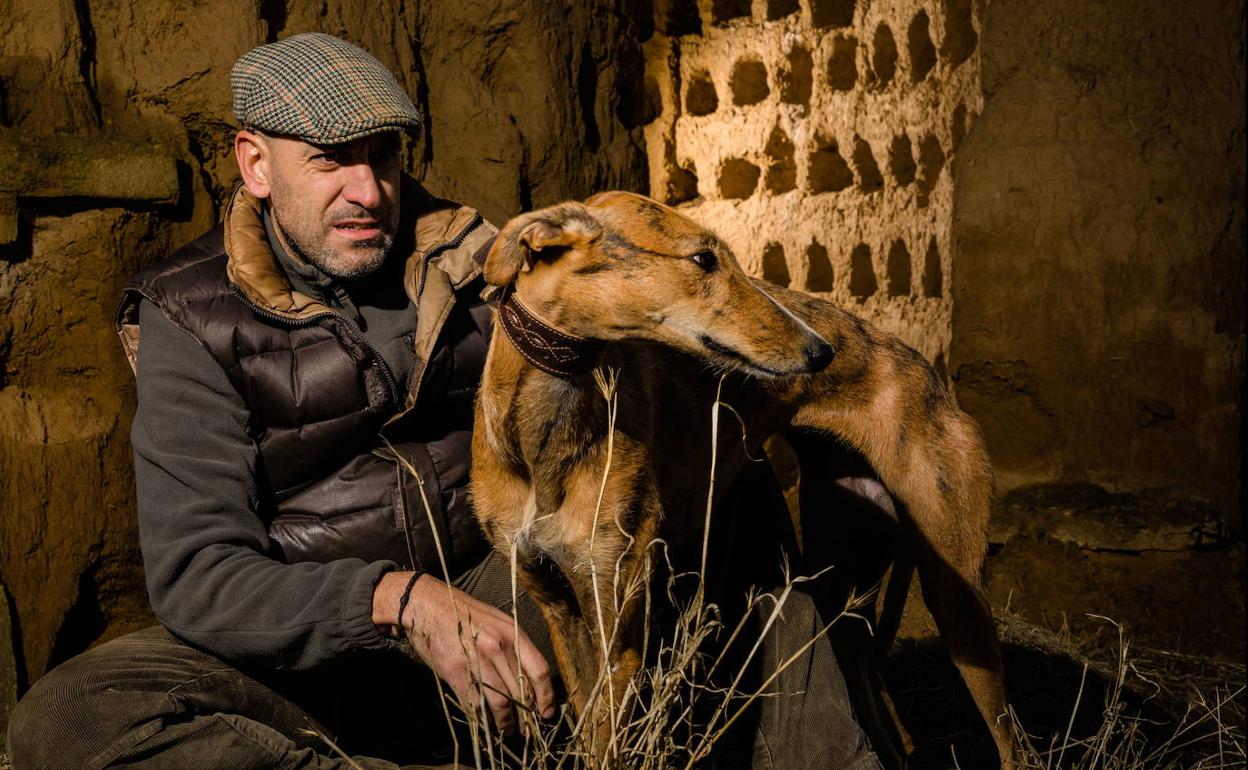 Luis Alberto Lera sujeta a su galga Torera en un antiguo palomar en Zamora.