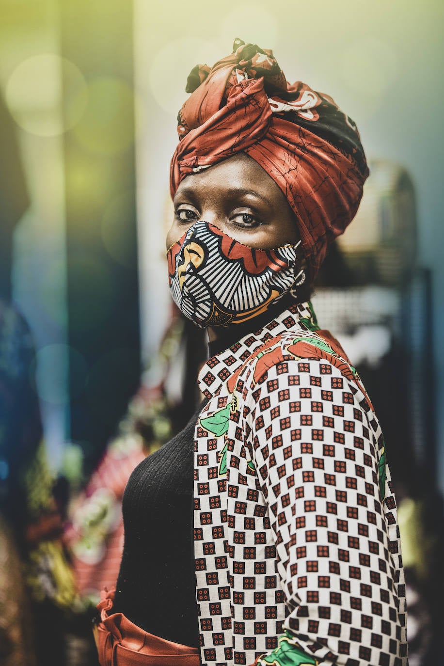 Ker Fatou posa en su tienda de moda africana.