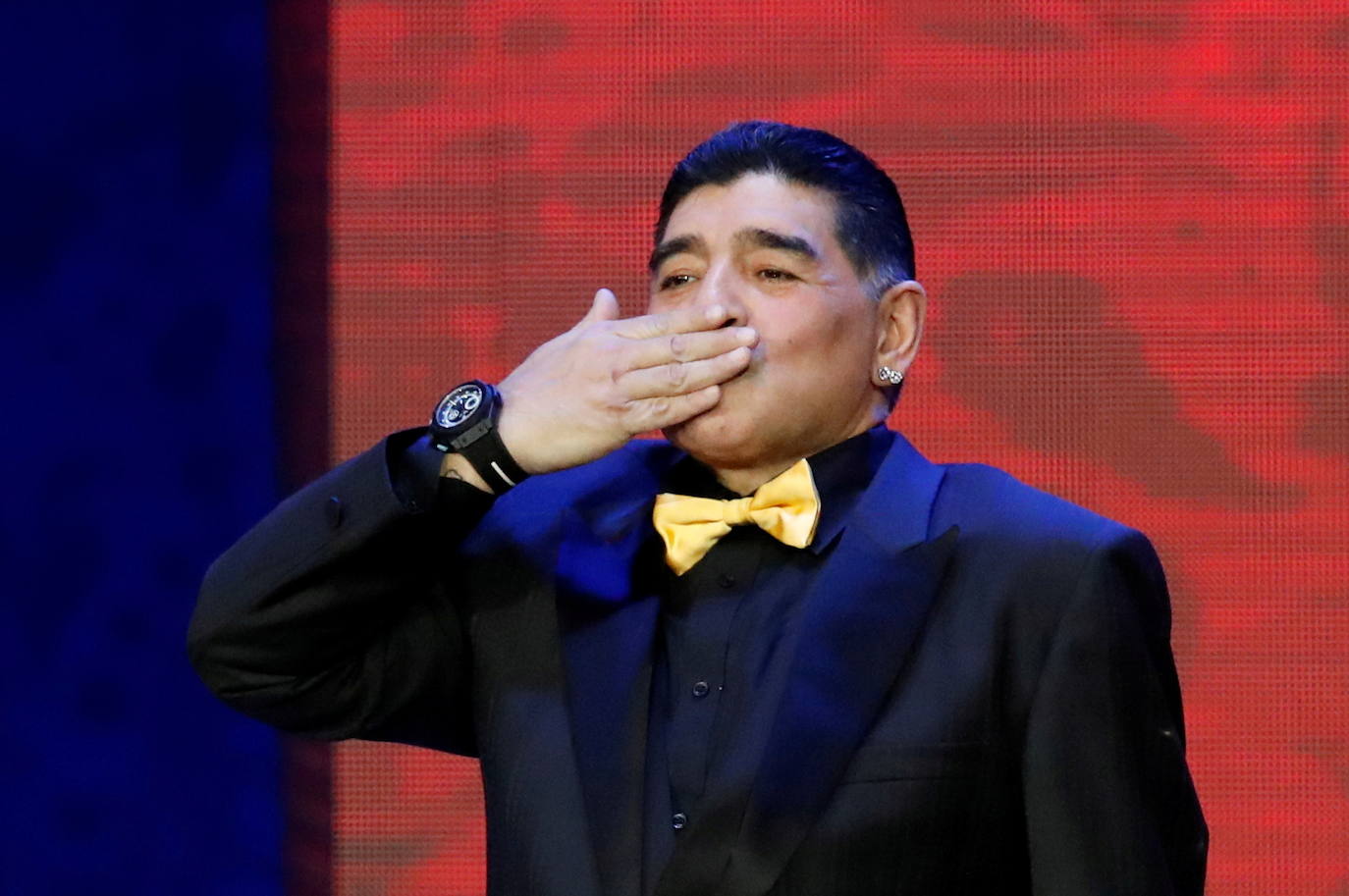 Diego Maradona durante el sorteo FIFA 2018.
