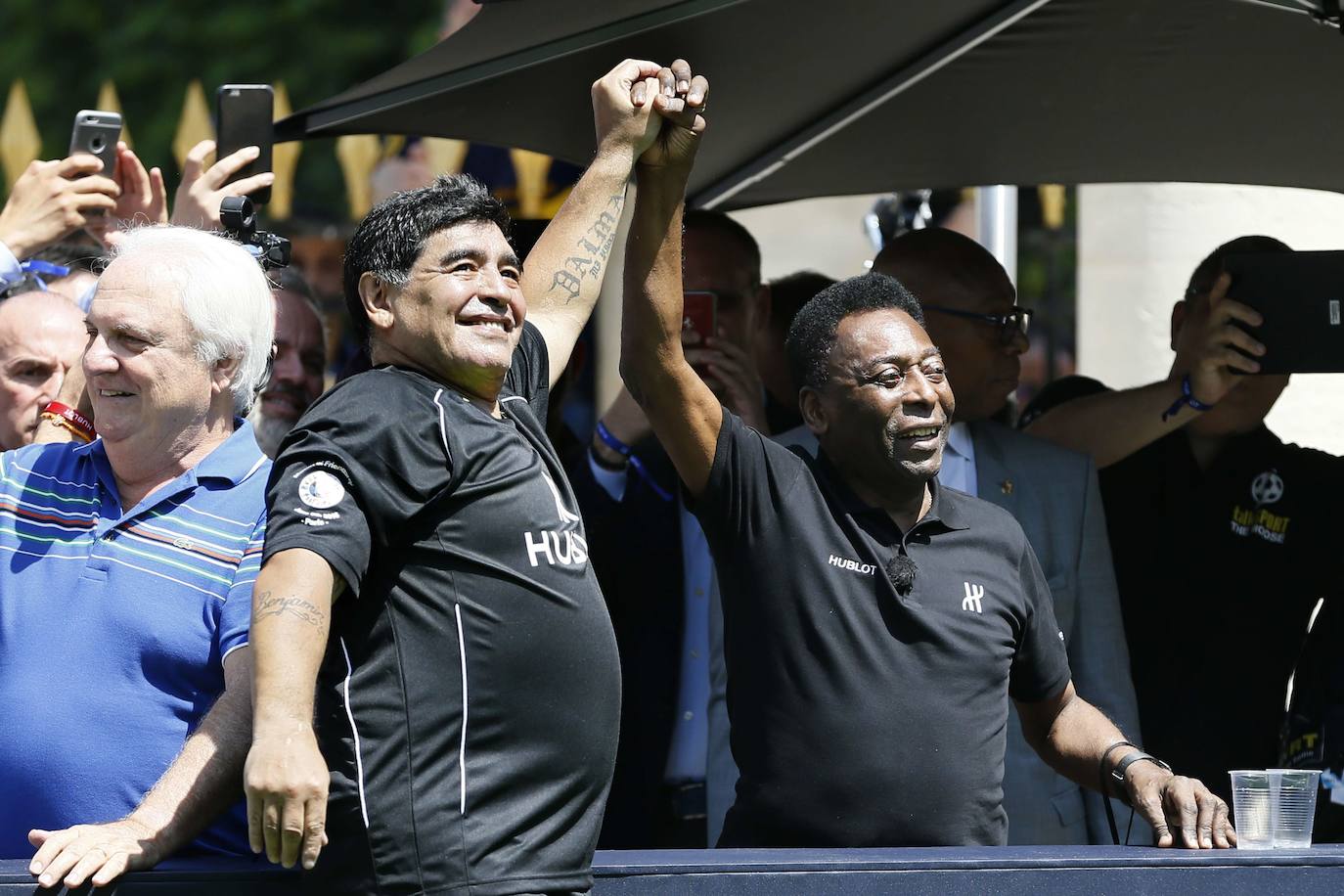 Maradona y Pelé asisten a un partido de fútbol organizado por Hublot en París el 9 de junio de 2016, en vísperas de la Eurocopa 2016 de fútbol.