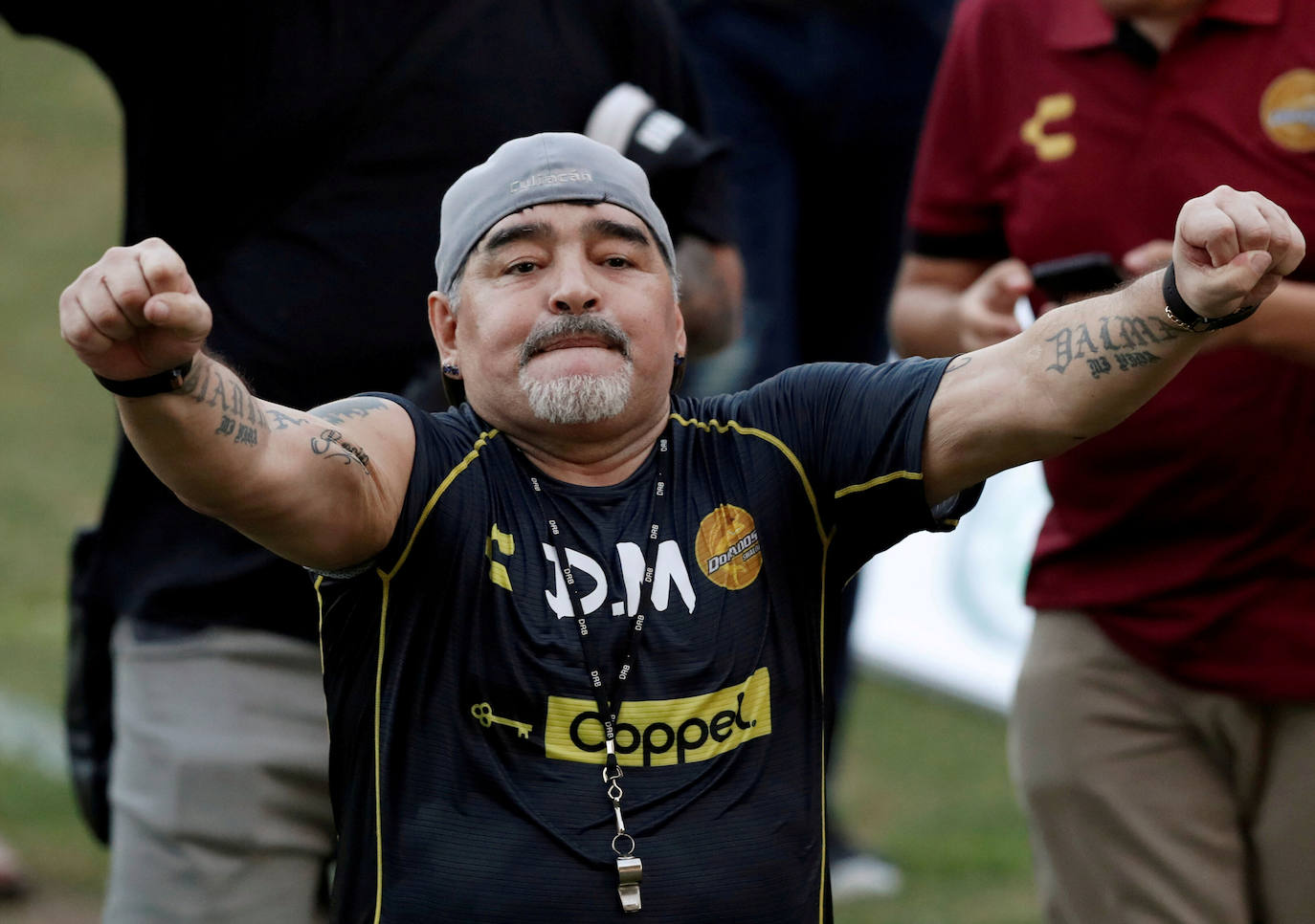 Maradona reacciona a los fanáticos durante su primera sesión de entrenamiento como entrenador de Dorados de Mexico.