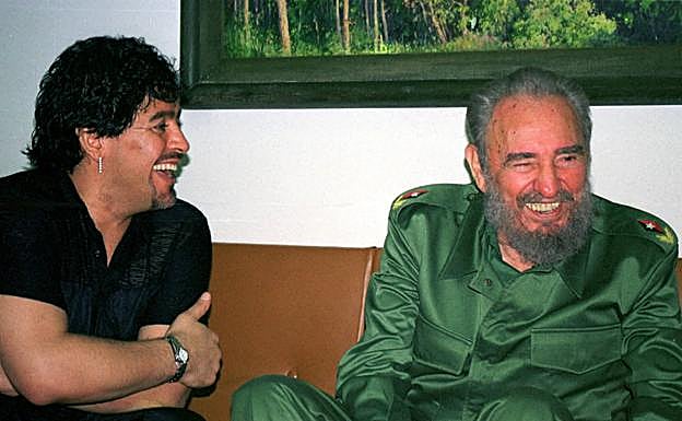 2001. Fidel Castro (d), líder cubano,recibe en La Habana al ex futbolista Diego Armando Maradona. 
