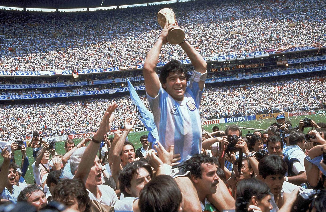 A hombros, con la Copa del Mundo de México'86, el torneo que le hizo inmortal.