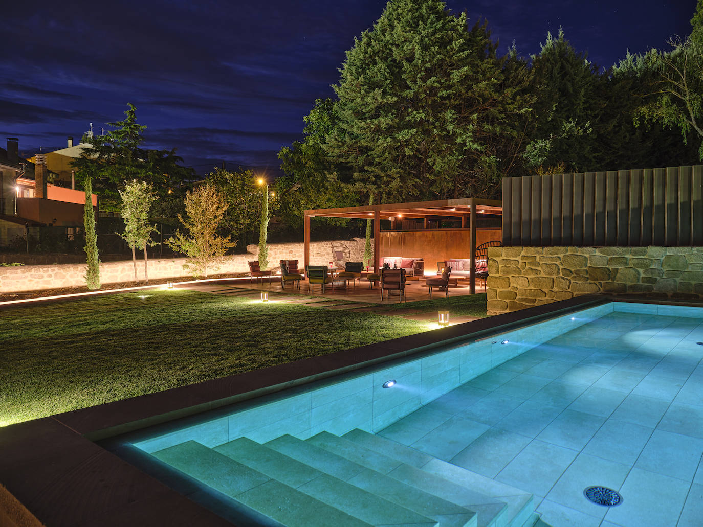 El patio interior cuenta con una zona de terraza y con una piscina. En el futuro, se plantean habilitar un espacio de huerto para dar servicio al restaurante.