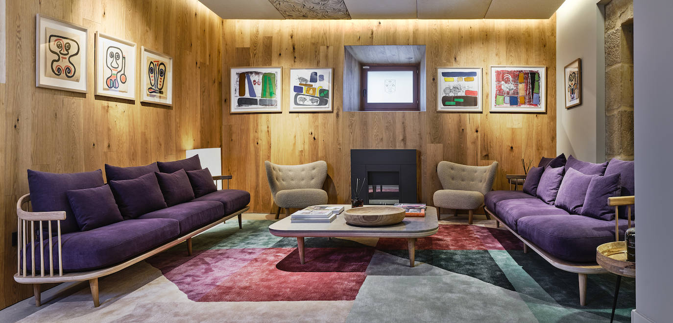 Con paredes de madera, sofás y escogidos cuadros, el lobby forma parte de la planta principal del edificio construido en el siglo XVIII y adquirido por los Rotshchild a la Diputación alavesa en una subasta en 2017. 