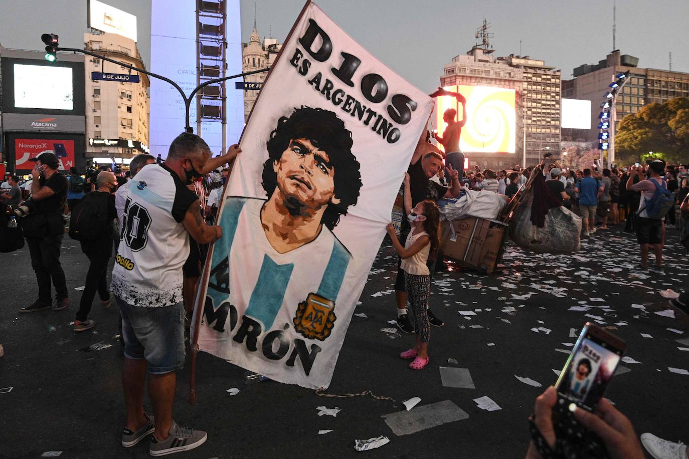 Aficionados de la leyenda del fútbol argentino Diego Maradona se reúnen junto al Obelisco para rendir homenaje el día de su muerte en Buenos Aires.