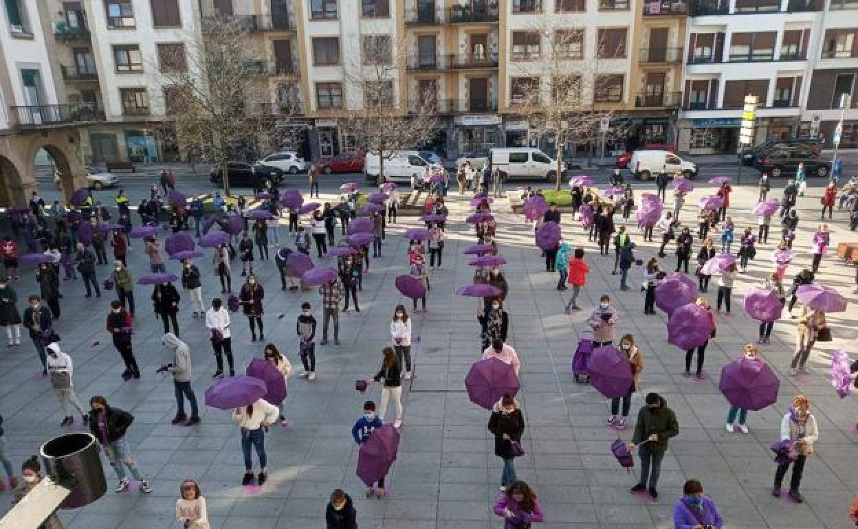 Los paraguas morados pusieron la nota de color en la concentración contra la violencia machista ayer en Amorebieta 