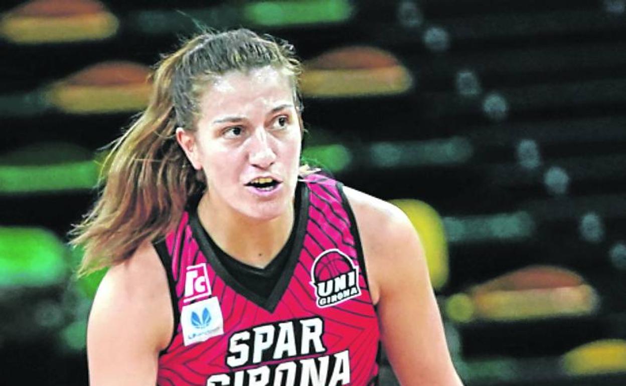 Paola Ferrari celebra una canasta durante un duelo con el Girona. 