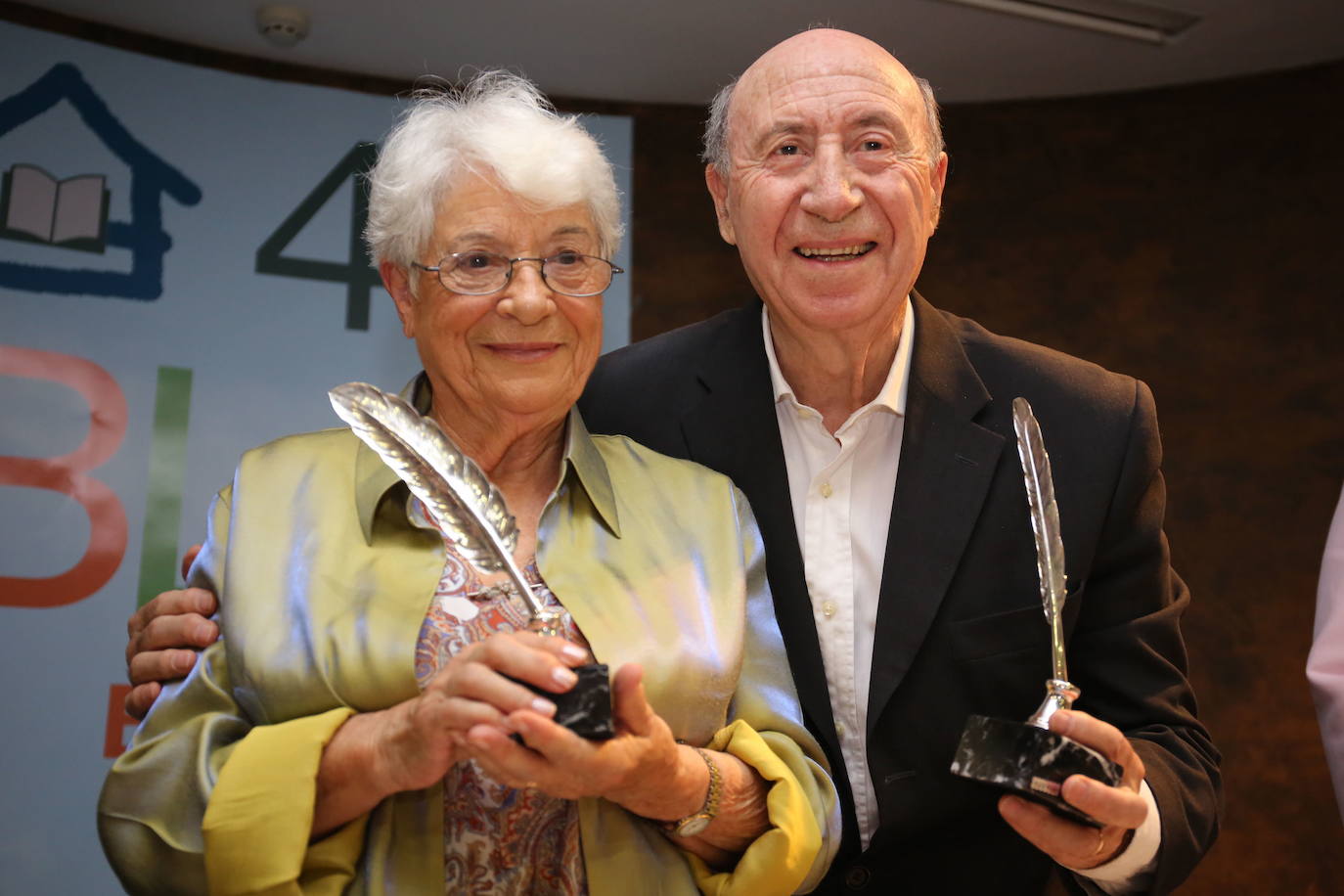 La escritora vizcaína y José María Pérez González, Peridis posan con sus Plumas de Plata, de la Feria del Libro de Bilbao.