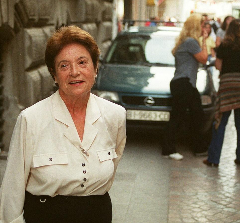 La poetisa posa en el exterior de la biblioteca de Bidebarrieta en 1999