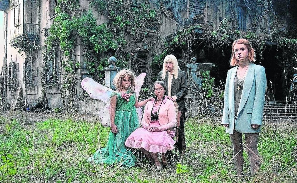 Mafalda Carbonell, Harriet Harris (sentada), Natalia Tena y Rosie Day son cuatro de las protagonistas del sexto largometraje de Bajo Ulloa. 