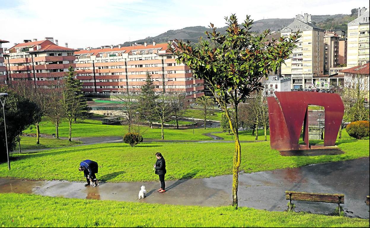 Vista general del parque Ardanza, en Galdakao, zona de esparcimiento de los vecinos.